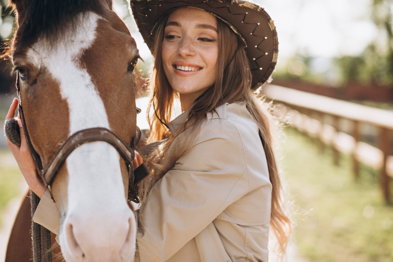 Horse experience. Лошадь ест женщин.